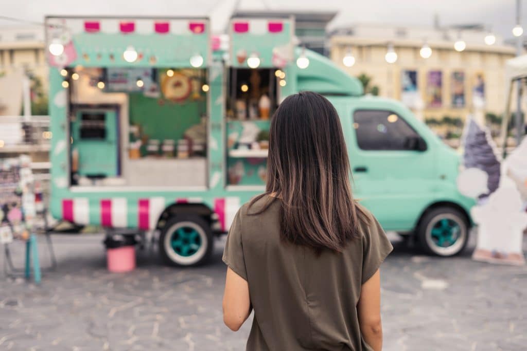woman visiting a food truck